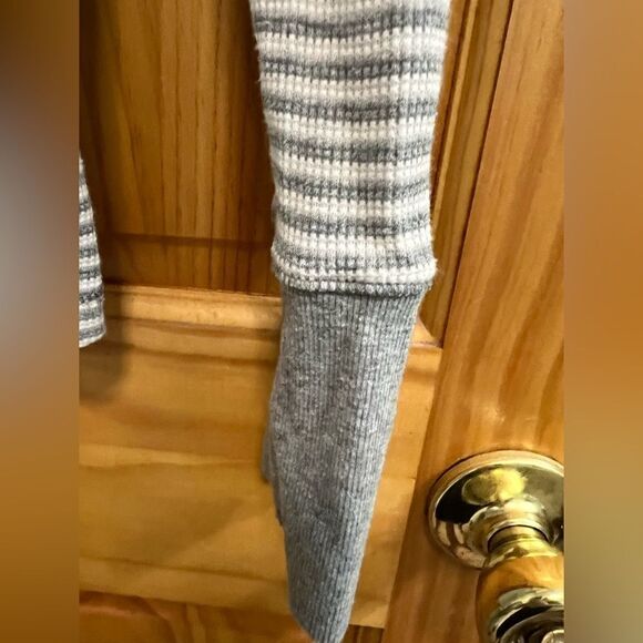 Eddie Bauer gray and white striped thermal with buttons at shoulders size M - Picture 3 of 6